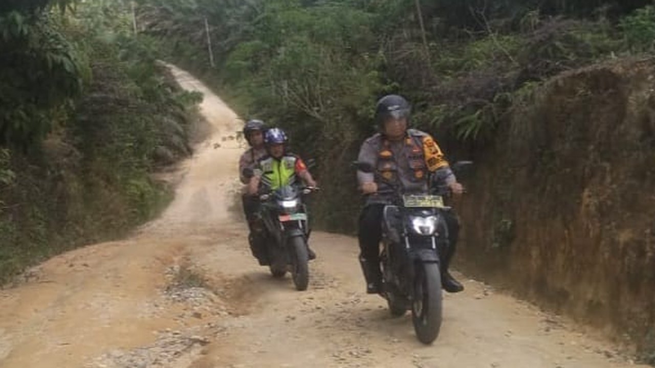 Personel Polri datangi desa terpencil