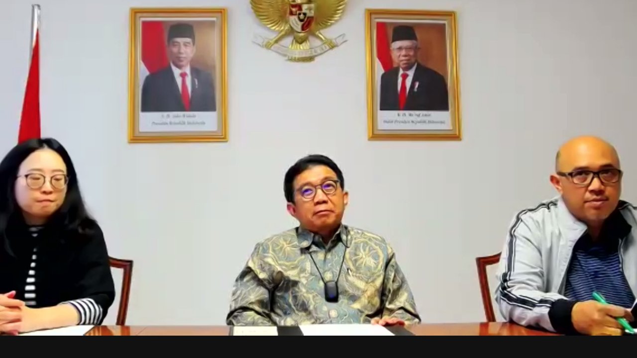 Konferensi pers oleh KBRI Bern, Swiss dalam upaya pencarian Eril, putra sulung Ridwan Kamil oleh Duta Besar RI di Swiss, Muliaman Hadad (tengah) pada Sabtu (28/5/2022).