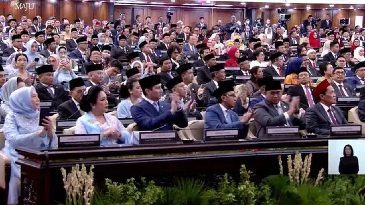 Mulan Jameela tampil manis dengan kebaya kutubaru dan batik gelap sebagai bawahan [@mulanjameela1]