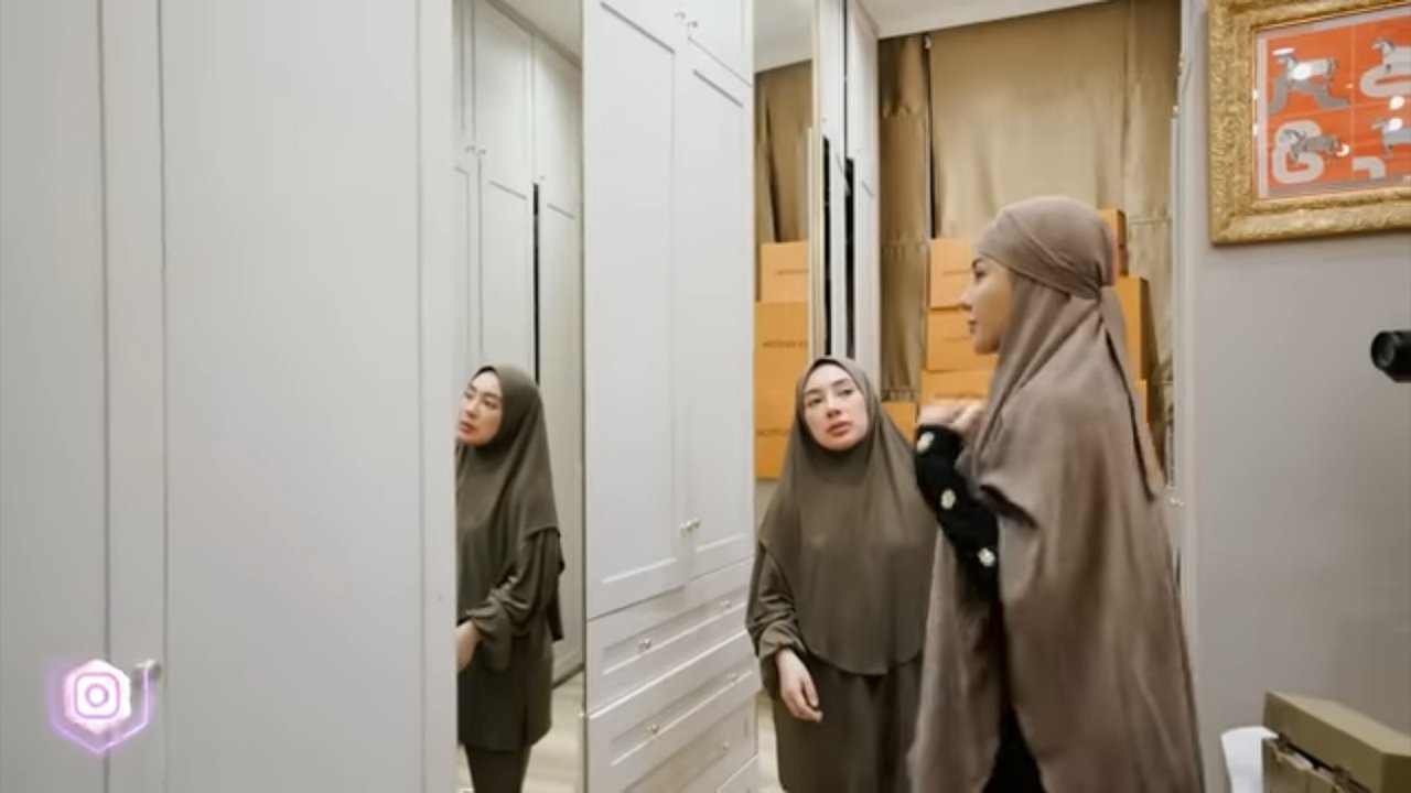 Nikita Mirzani Jajal Pakai Hijab di Rumah Shella 'Ih Manis Sekali'