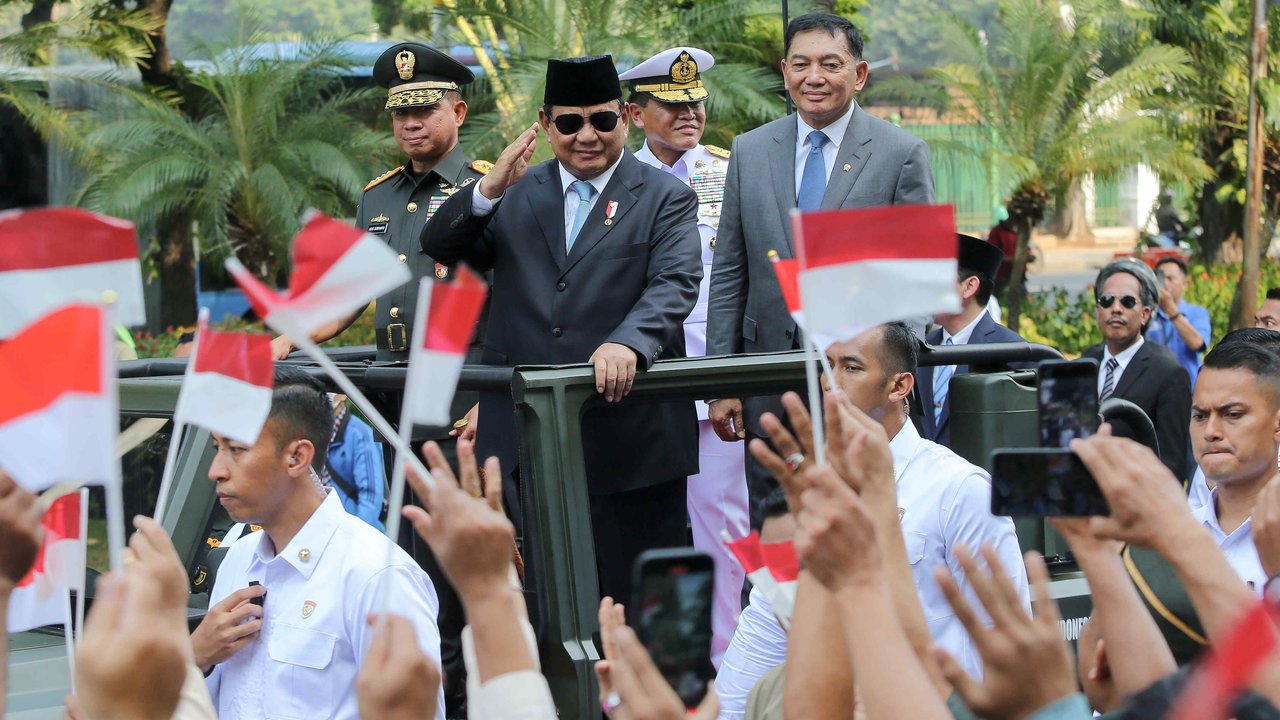 Presiden Prabowo Subianto menyerahkan jabatan kepada Menteri Pertahanan Sjafrie Sjamsoeddin di Gedung Kementerian Pertahanan, Jakarta, Selasa (22/10/2024).