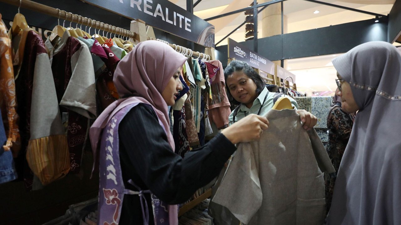 Pengunjung melihat produk UMKM yang dipamerkan di salah satu stand saat pembukaan Pertamina Small Medium Enterprise Expo (SMEXPO) 2024 di Kota Kasablanka, Jakarta, Selasa (22/10/2024). Ajang yang berlangsung 22-27 Oktober 2024 ini menampilkan produk-produk karya 43 UMKM binaan PT Pertamina, mulai dari kerajinan tangan, kuliner, hingga produk kesehatan dan perawatan tubuh.