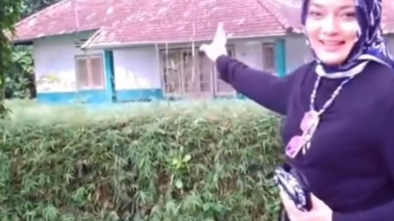 Soraya Haque membagikan kenangan mendiang Marissa Haque menyambangi rumah masa kecil mereka yang berlokasi di Kecamatan Plaju, Palembang.