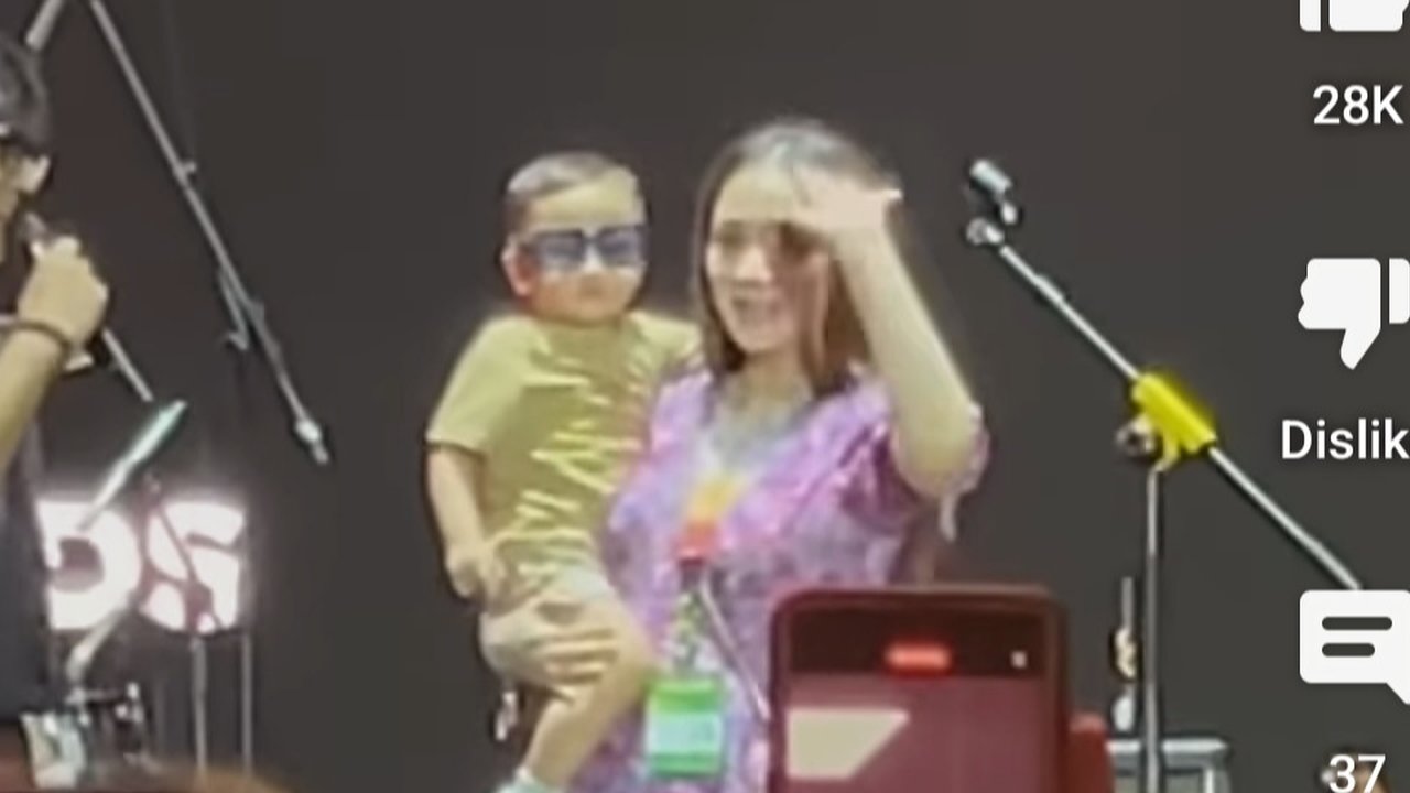 Potret Nagita Slavina Gendong Rayyanza Hampiri Raffi Ahmad di Panggung, Sikap Desta & Surya Insomnia Bikin Ngakak