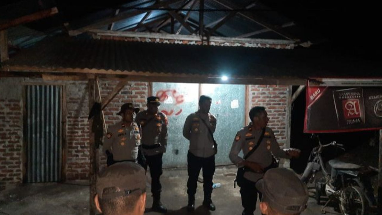 Patroli polisi usai bentrokan warga di Adonara