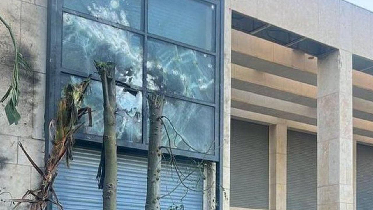 Bagian rumah Benjamin Netanyahu yang terkena hantaman drone Hizbullah pada Sabtu (19/10).