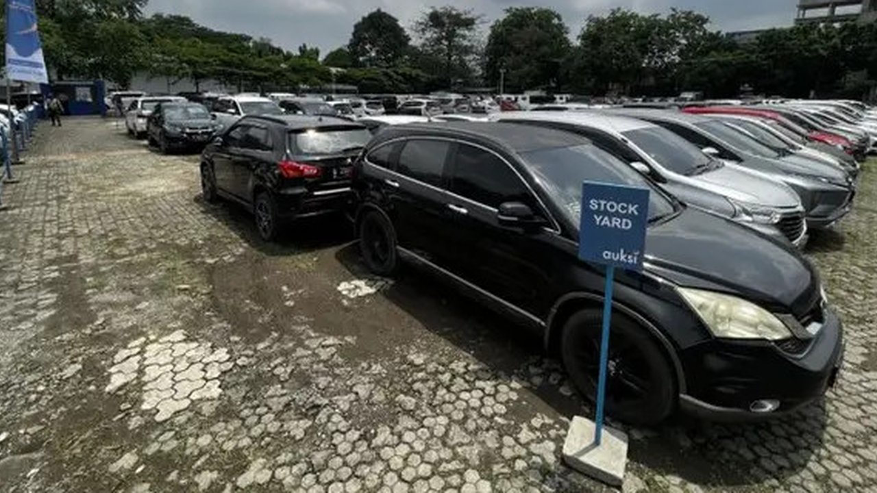 Mobil bekas di balai lelang Auksi. (ist)