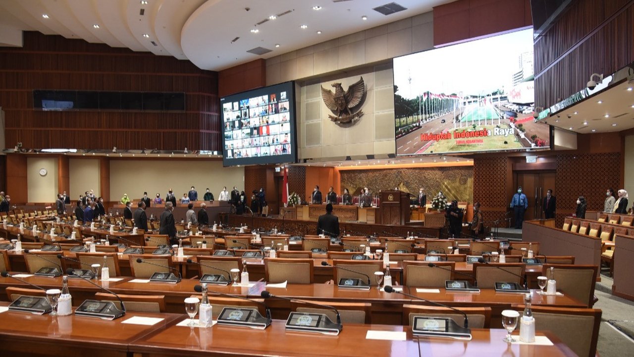Rapat paripurna DPR pengesahan calon anggota KPU dan Bawaslu, Jumat (18/2/2022). (dok Humas DPR RI)