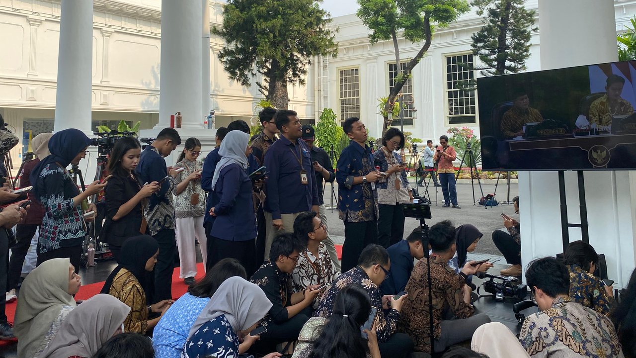 Potret Wartawan Nobar Sidang Kabinet Perdana Prabowo