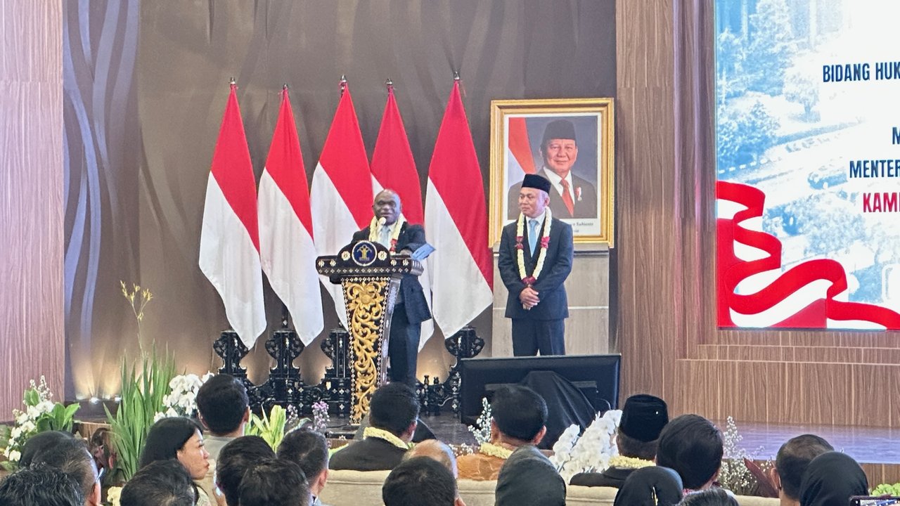 Mantan Komisioner Komnas HAM Natalius Pigai mengikuti pembekalan calon menteri kabinet Prabowo-Gibran di Hambalang, Bogor, Rabu (16/10/2024). Pigai menjadi satu-satunya calon menteri yang men