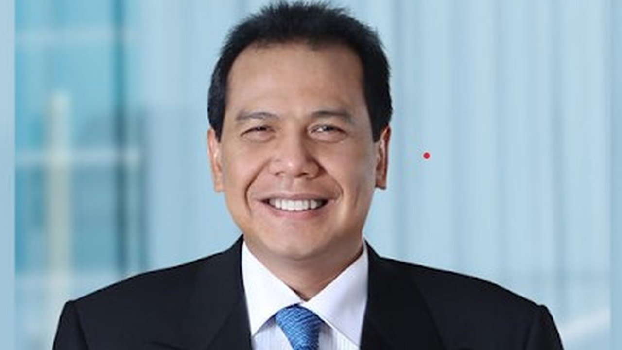 <p>Direktur Utama Perum Bulog, Budi Waseso bersama Chairman CT Corp Chairul Tanjung di Transmart Cempaka Putih, Jakarta Pusat, Rabu (15/3/2023). (Yunita Amalia/Merdeka.com)</p>