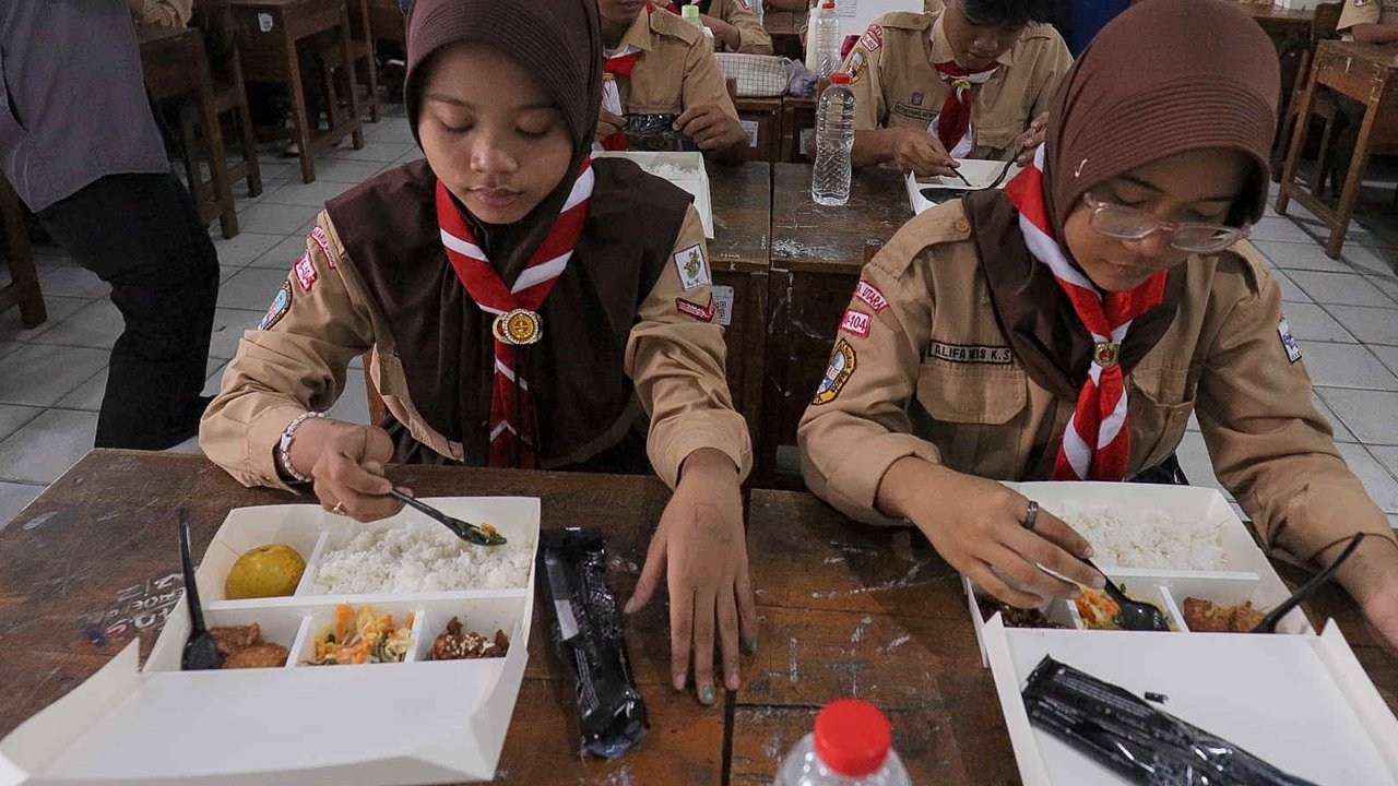 Wapres Gibran Rakabuming Raka meninjau uji coba makan siang gratis di SMPN 270 Kelapa Gading, Jakarta, Rabu (23/10/2024).
