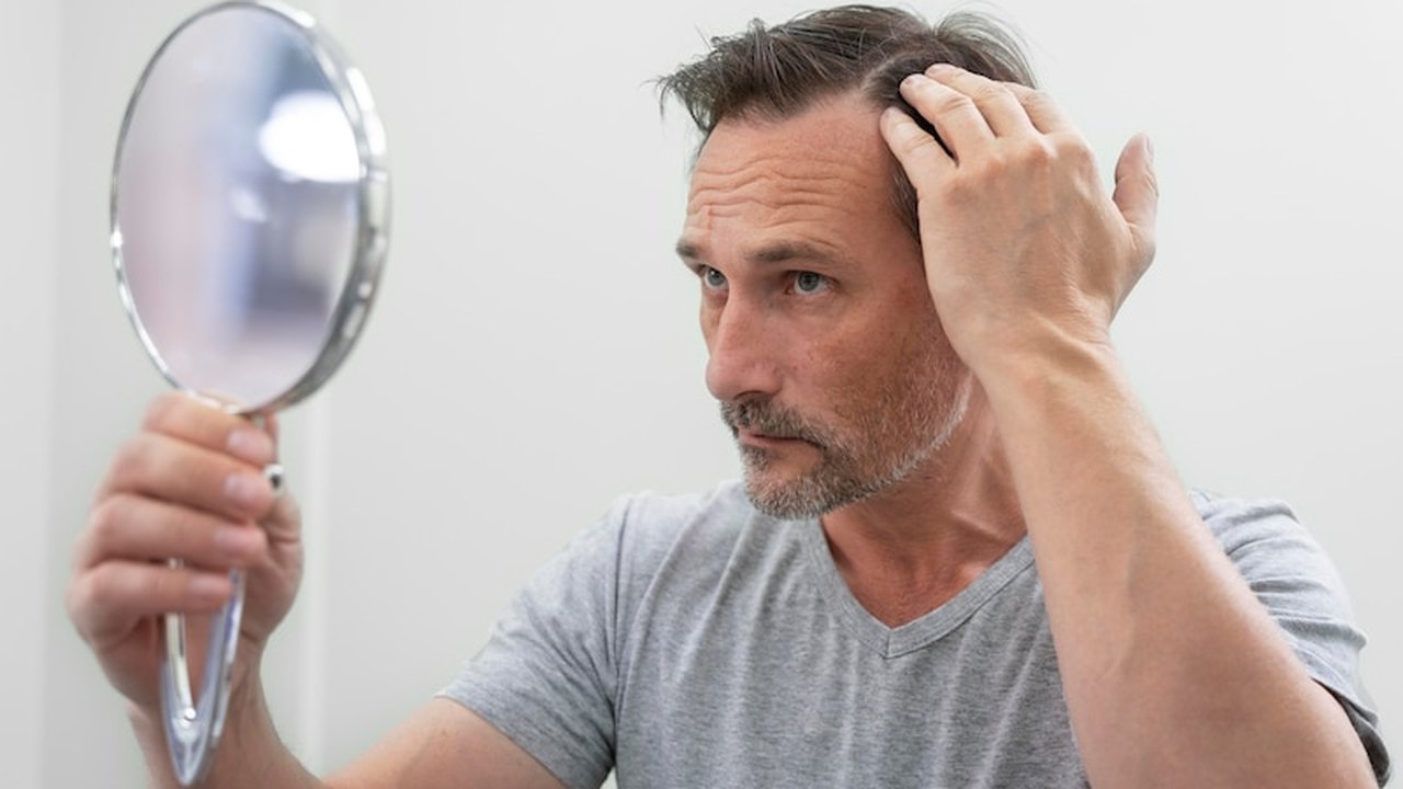 Sebagian orang merasa khawatir dan takut saat mengetahui rambutnya rontok. Yuk, simak berapa normalnya rambut rontok saat di kamar mandi!