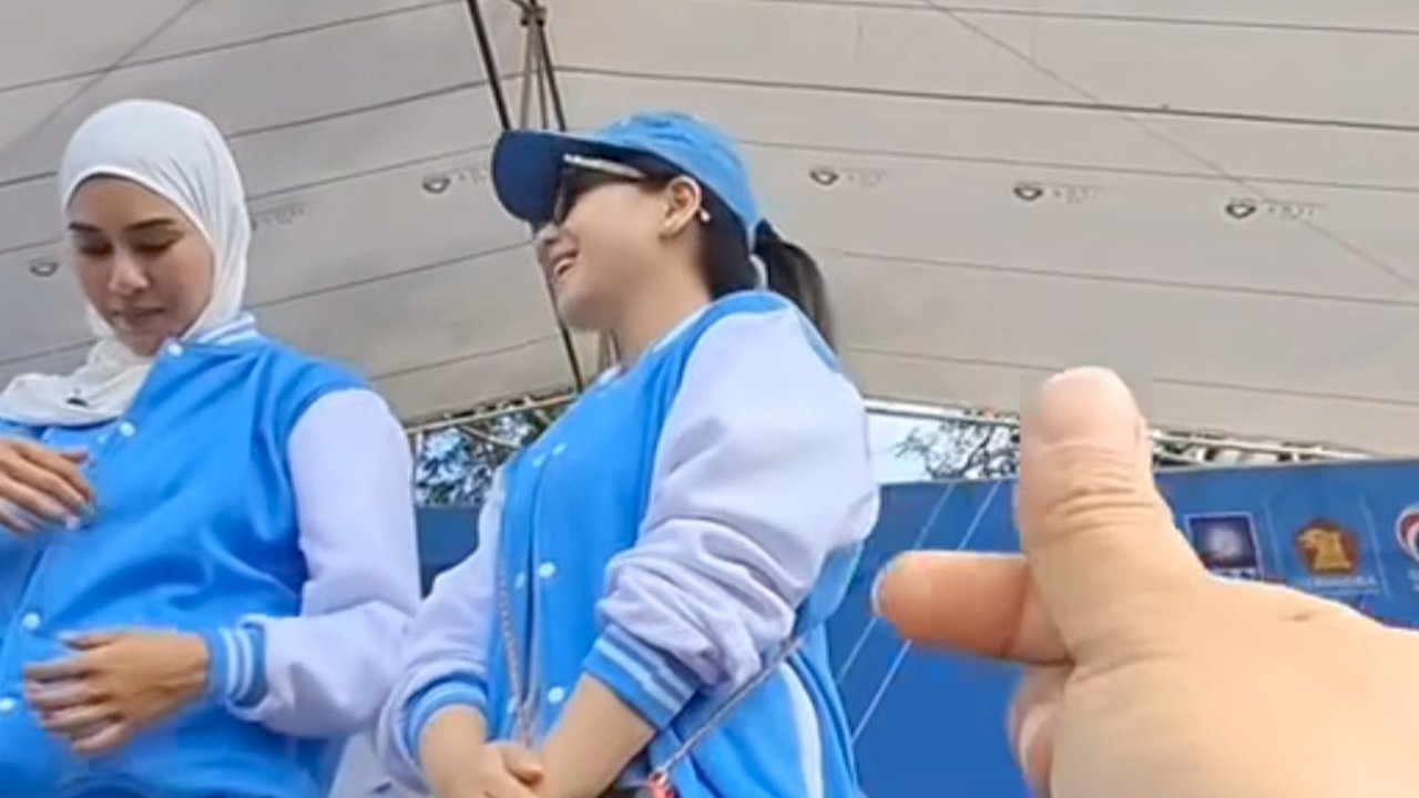 Nagita Slavina Cuek Dipanggil Penggemar Meski Sudah Teriak, Netizen Bela & Bongkar Kejadian Kerudung Ditarik