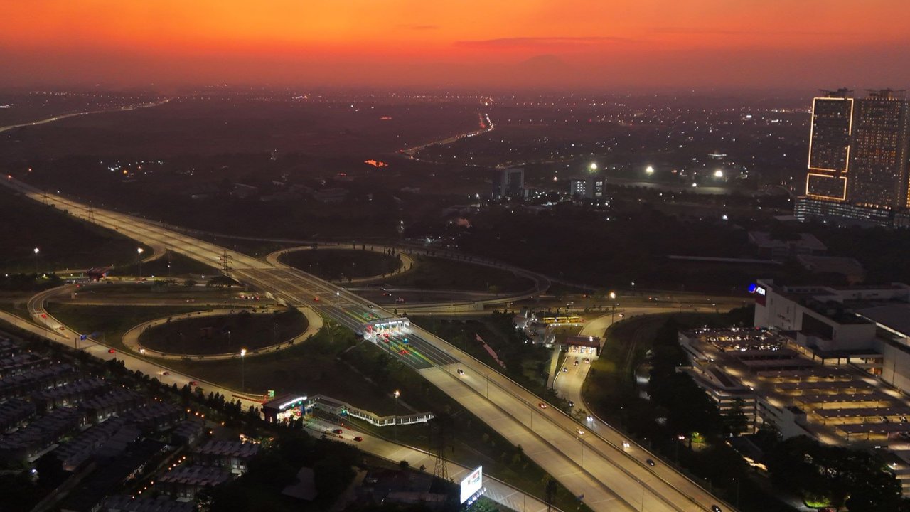 Foto udara memperlihatkan simpang susun CBD Tol Serpong-Balaraja ketika matahari tenggelam di Kabupaten Tangerang, Banten, pada Rabu (23/10/2024).