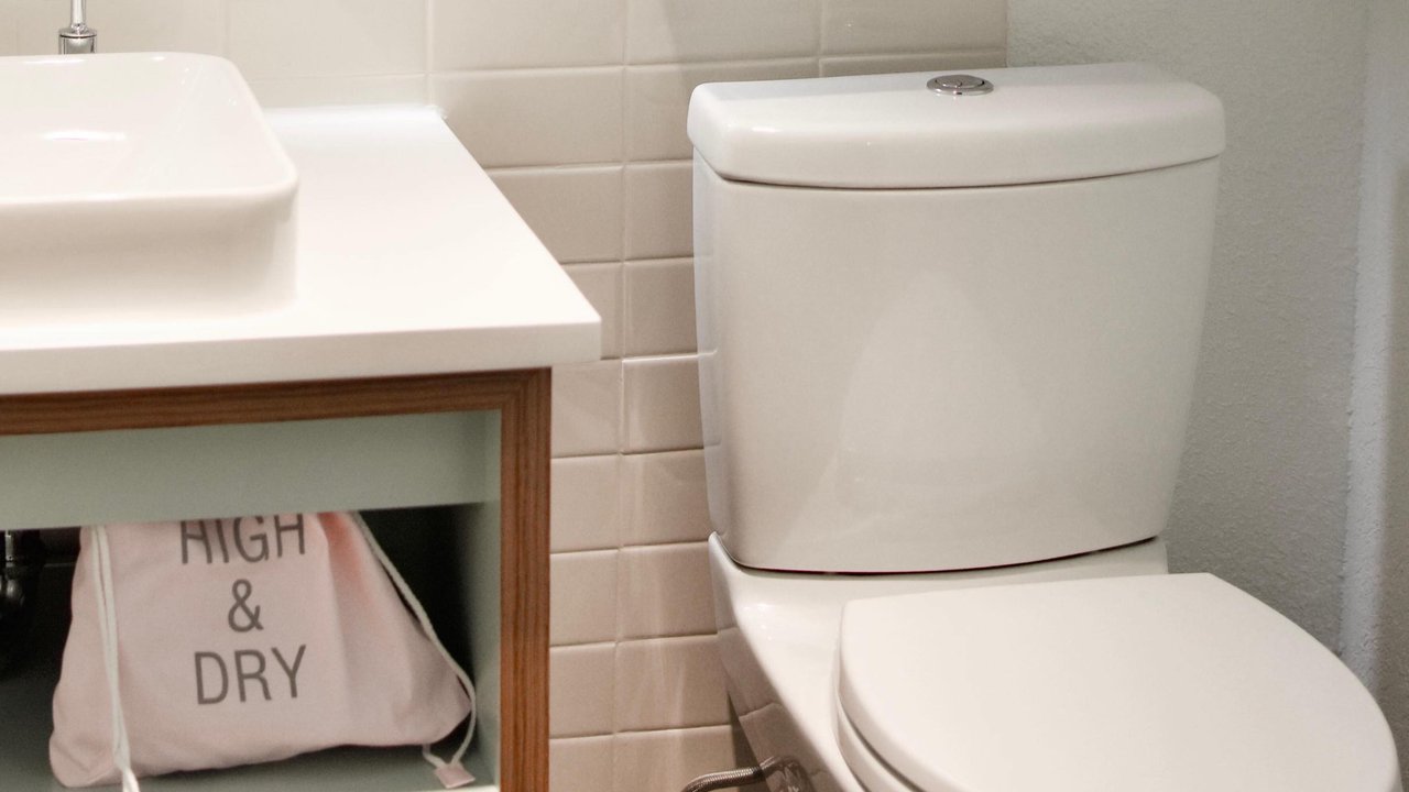 Mitos Feses Berwarna Hitam, Ketahui Pula Penjelasan Medisnya