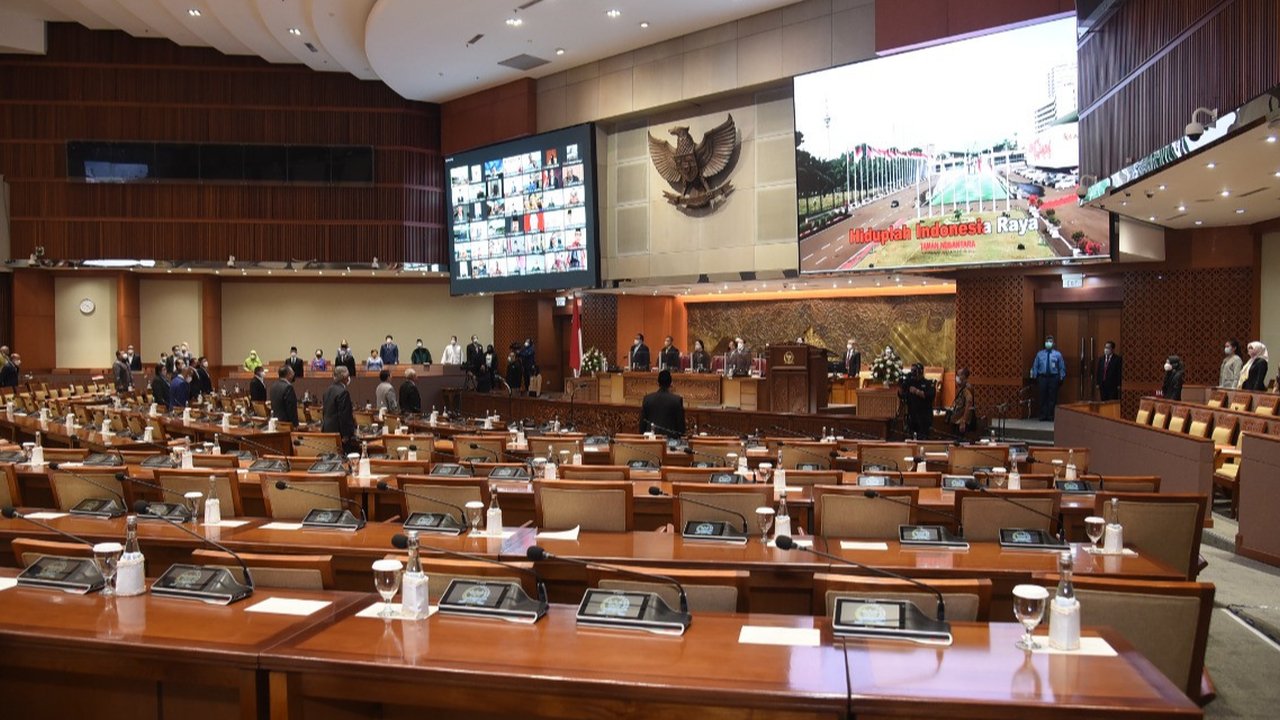 Rapat paripurna DPR pengesahan calon anggota KPU dan Bawaslu, Jumat (18/2/2022). (dok Humas DPR RI)