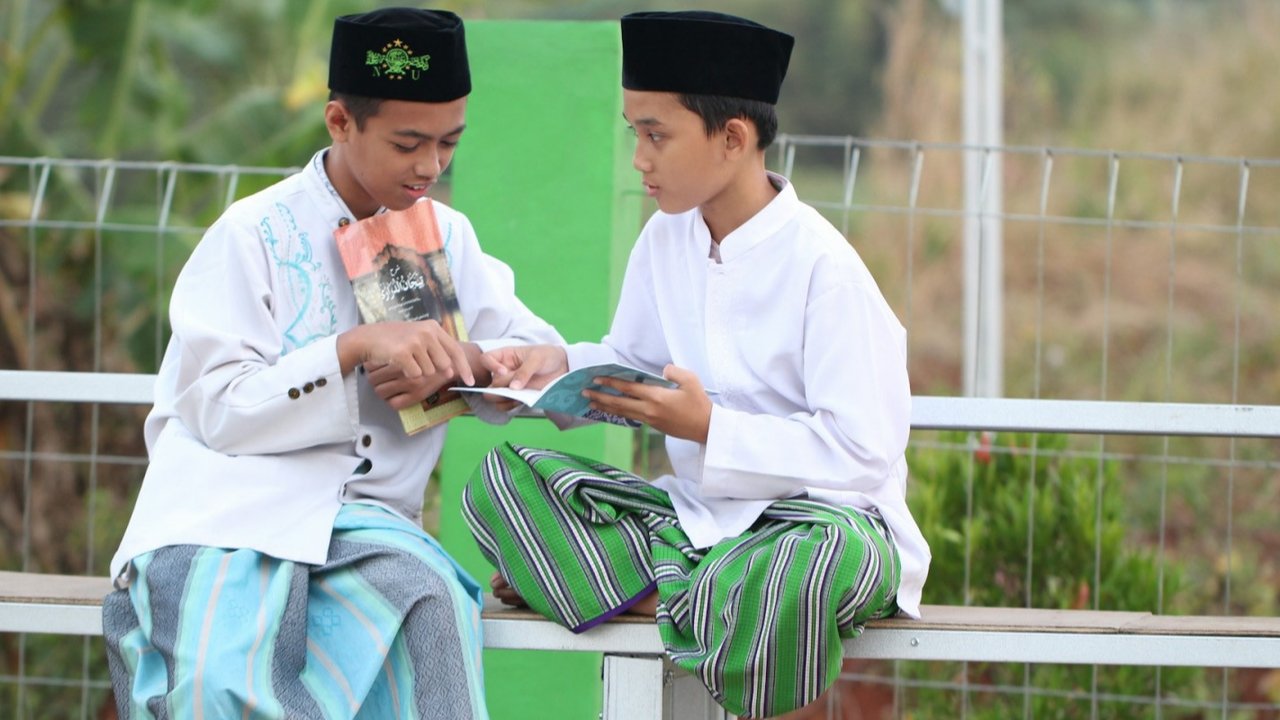 Ilustrasi muslim, Islami, pesantren, santri. (Photo by Muh Makhlad on Unsplash)