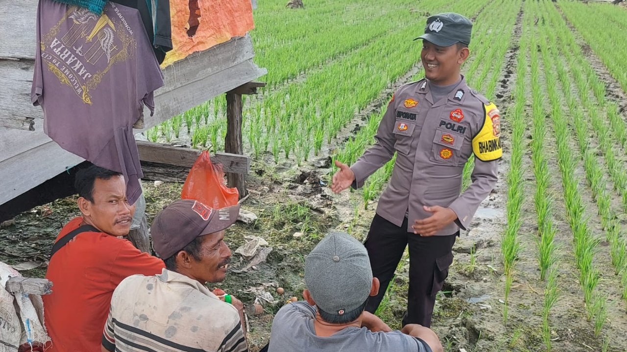Personel Polri datangi petani