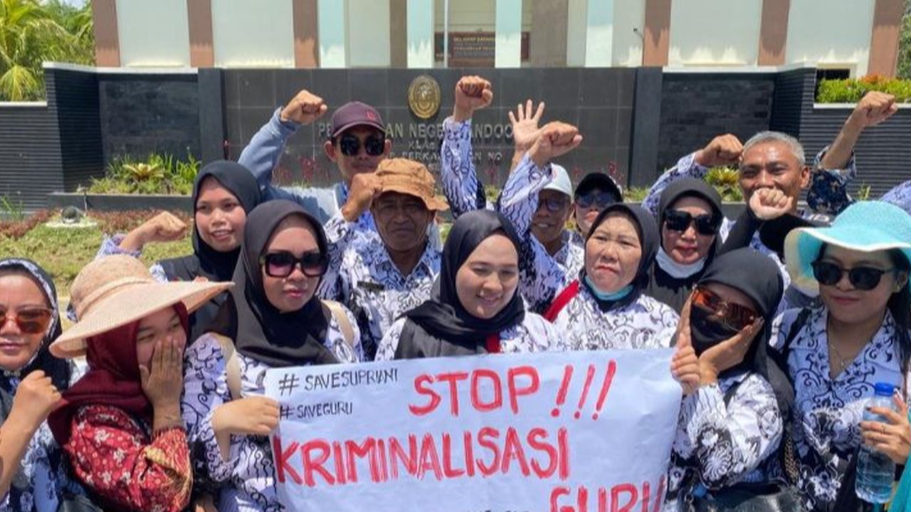 Ribuan guru geruduk PN Andoolo dukung Sidang Supriyani
