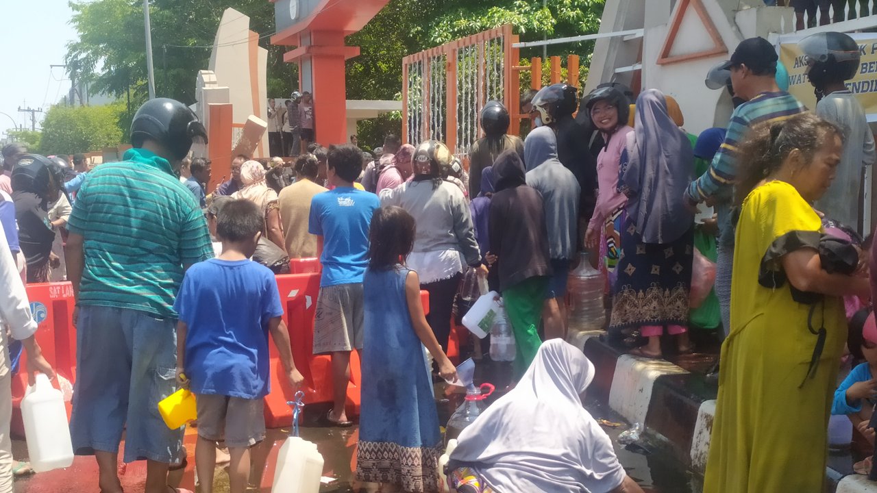 Truk kontainer terguling