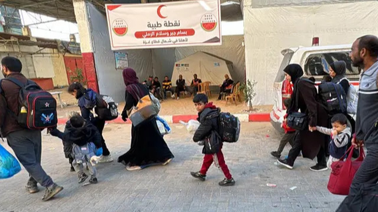 Petugas medis di Jalur Gaza melaporkan, serangan udara Israel tersebut menargetkan sebuah gedung bertingkat dan merusak sejumlah rumah di dekatnya. (Islam AHMED/AFP)