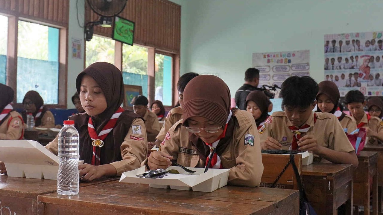 Wapres Gibran Rakabuming Raka meninjau uji coba makan siang gratis di SMPN 270 Kelapa Gading, Jakarta, Rabu (23/10/2024).