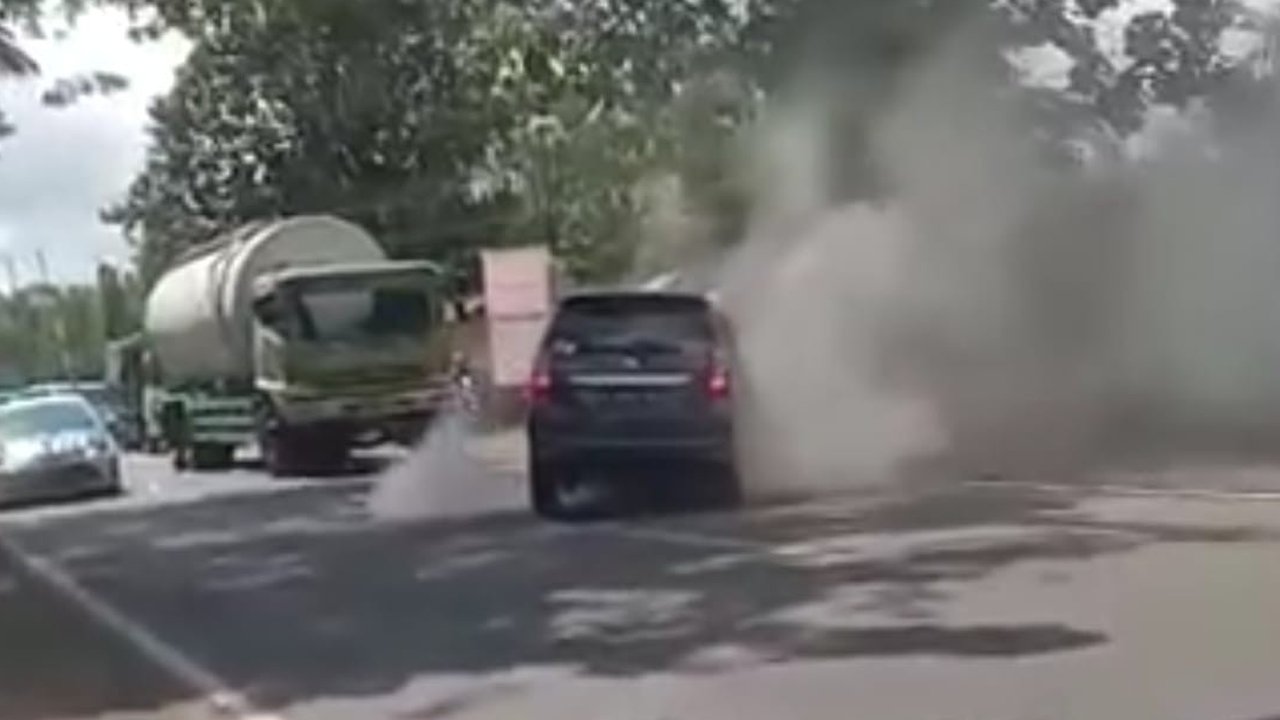 Kondisi Mobil yang Ditumpangi Kakak Mantan Kapolri usai Adu Banteng dengan Truk di Jember