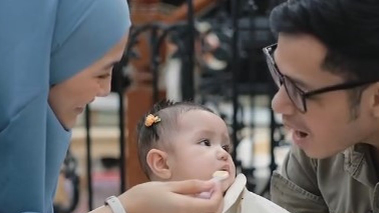 Momen Anak Bungsu Alyssa Soebandono MPASI Pertama, Begini Reaksinya - Dibuatkan Sendiri oleh sang Ibu