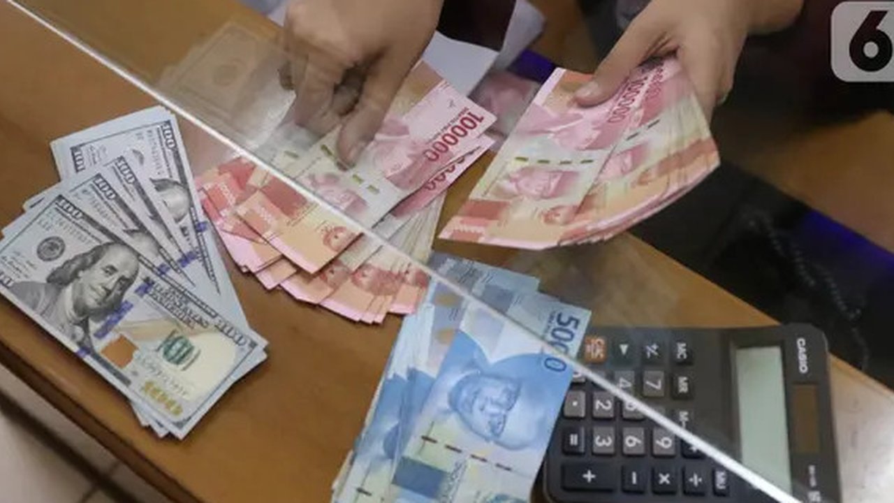 Petugas menghitung uang rupiah di penukaran uang di Jakarta, Senin (9/11/2020). Nilai tukar rupiah terhadap dolar AS bergerak menguat pada perdagangan di awal pekan ini Salah satu sentimen pe