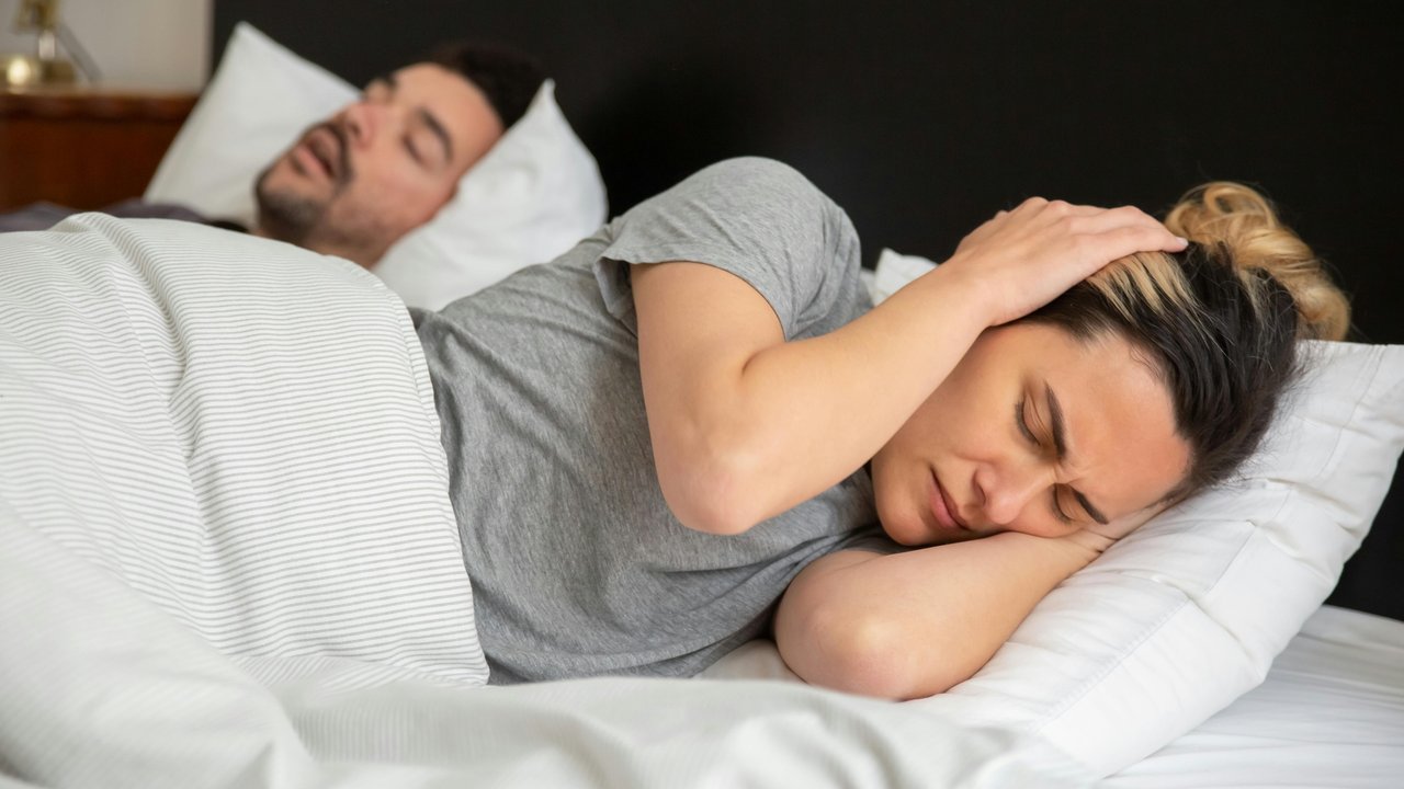 Penyebab Tidur Mendengkur dan Cara Mengatasinya