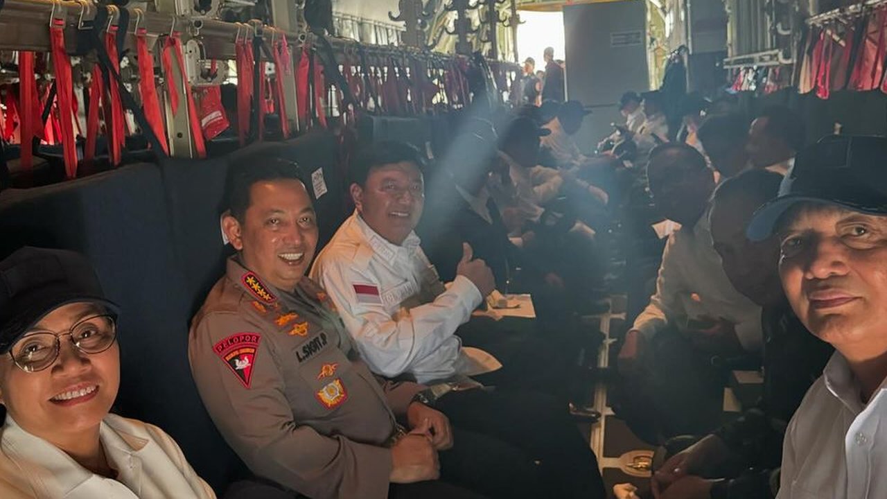 Menteri ke Akmil Magelang Naik Hercules