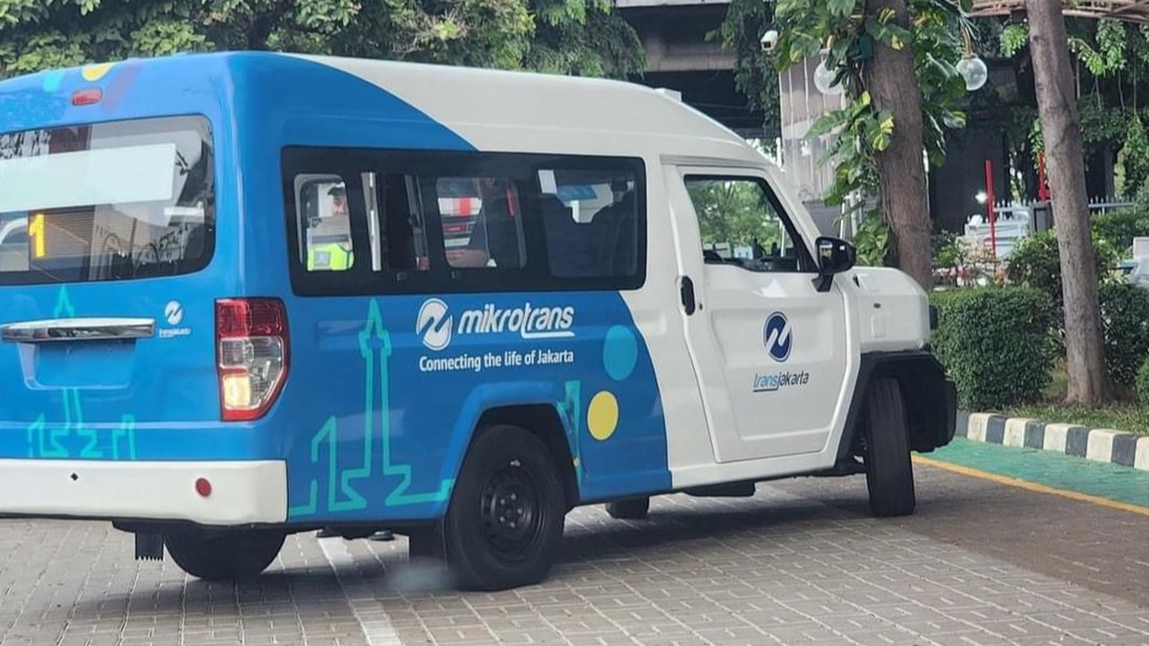 Toyota Hilux Rangga dalam bentuk angkot Jaklingko.
