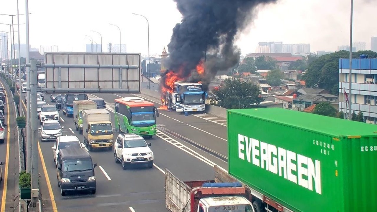 Bus Pengangkut 58 Anak TK Terbakar Hangus di Jaktim