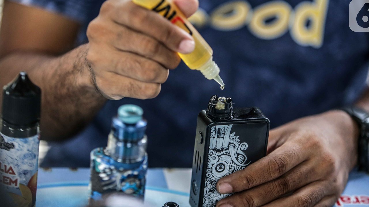 Seorang pria meneteskan cairan vape atau rokok elektronik di kawasan Bundaran HI, Jakarta, Selasa (12/11/2019). Pemerintah melalui BPOM mengusulkan pelarangan penggunaan rokok elektrik dan vape di Indonesia, salah satu usulannya melalui revisi PP Nomor 109 Tahun 2012. (Liputan6.com/Faizal Fanani)