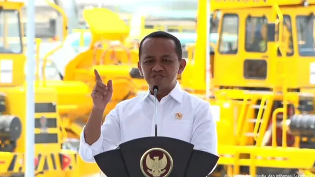 Menteri ESDM Bahlil Lahadalia dalam sambutannya di peresmian smelter PT Amman Mineral. (Tira/Liputan6.com)