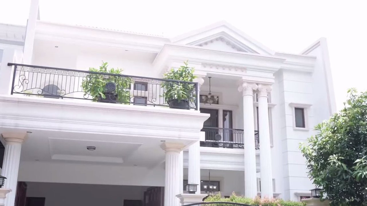 9 Potret Rumah Baru Ochi Rosdiana yang Mewah, Desain Elegan dengan Pilar Tinggi