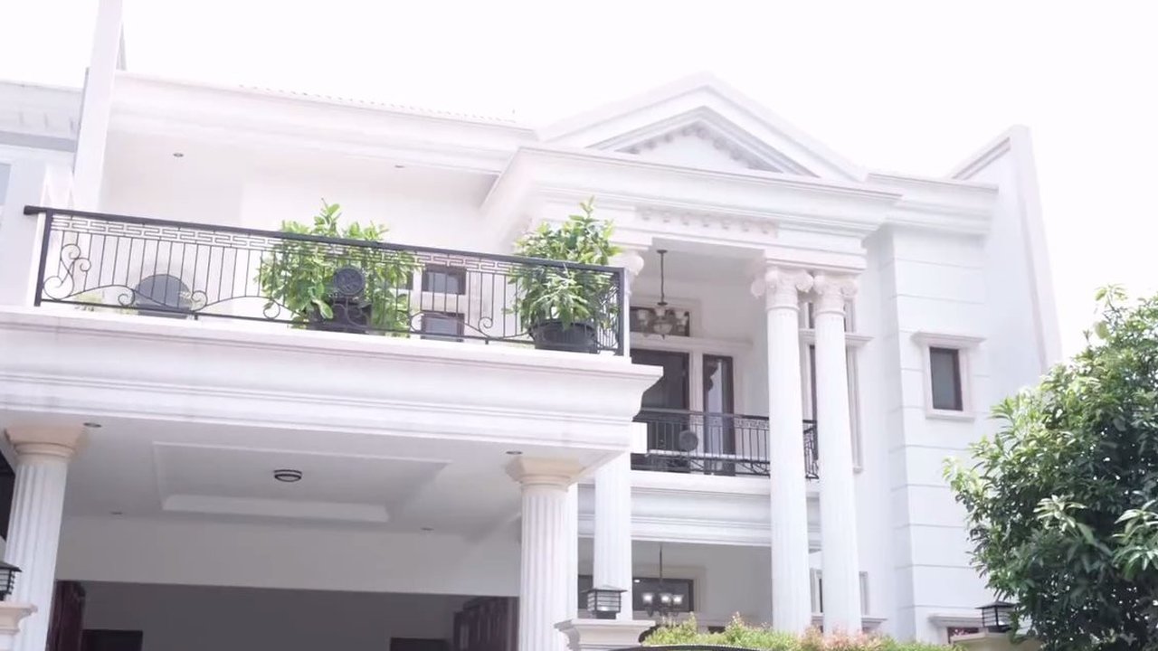 9 Potret Rumah Baru Ochi Rosdiana yang Mewah, Desain Elegan dengan Pilar Tinggi