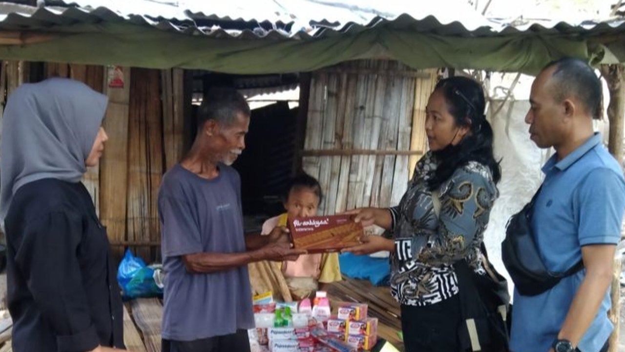 Cerita Perjuangan Lansia Buruh Tani Bertahan Hidup, Tinggal di Gubuk Reyot dan Listrik Andalkan Tetangga