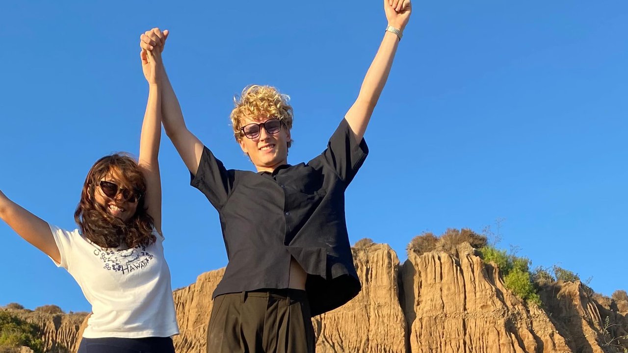 7 Potret Anniversary Kedua Cinta Kuya dengan Pacar Bulenya, Unggah Kenangan Random