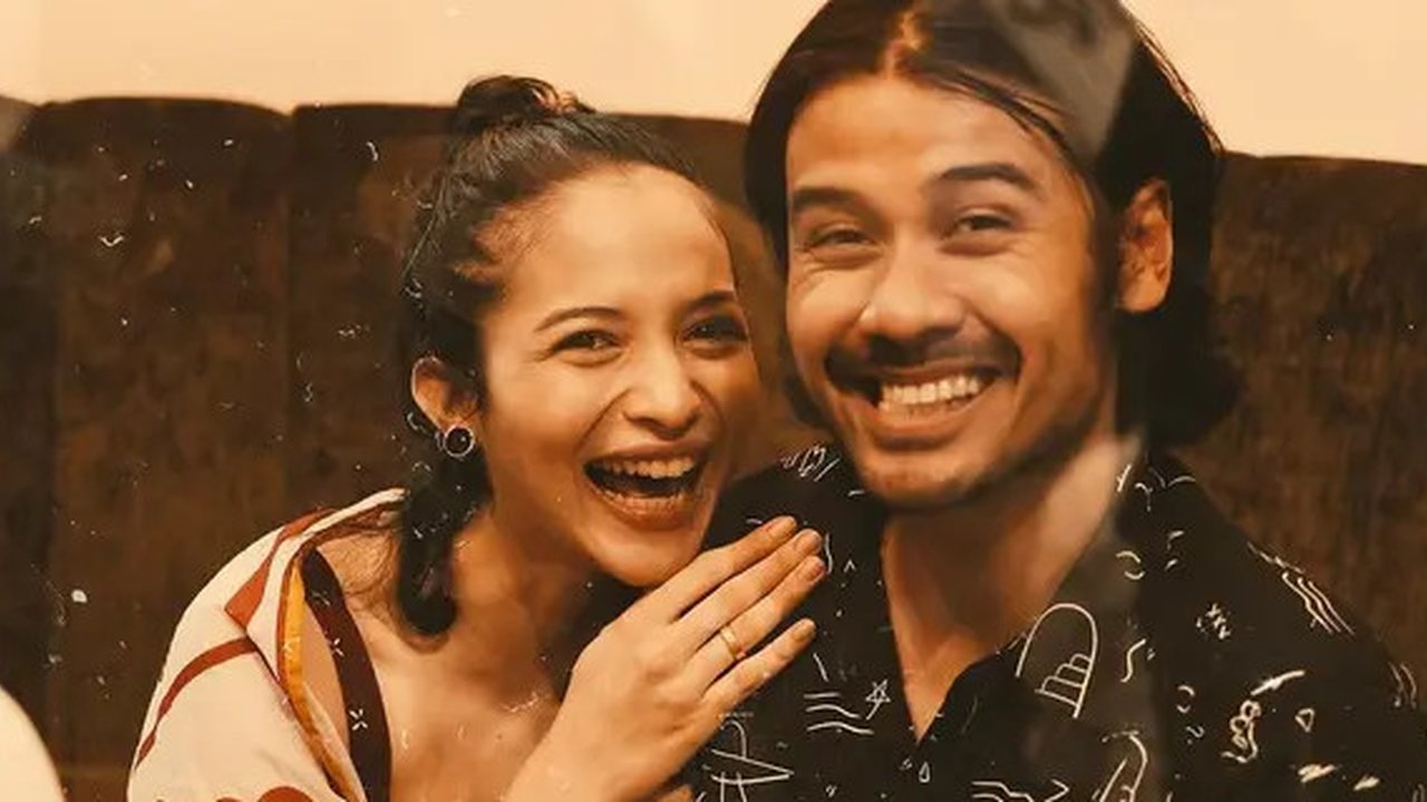 Putri Marino turun dari ojek online saat mendatangi rumah Denny Sumargo. (Dok: TikTok @dennysumargoreal)