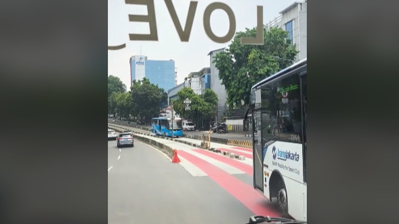 Mobil Damkar Lewat Jalur Busway, Bus TransJakarta di Depannya Langsung Mengalah