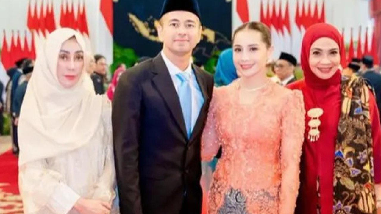 Melihat tas-tas mewah yang dibawa ibu pejabat-public figure di rangkaian acara pelantikan. (@annisayudhoyono).
