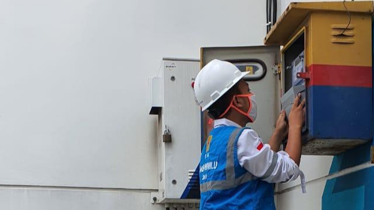 Petugas PLN tengah mengganti kWh meter pelanggan. Dok PLN