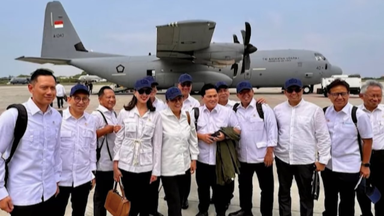 Potret Perempuan Kabinet Prabowo Naik Pesawat Hercules ke Magelang (Instagram/zitaanjani)