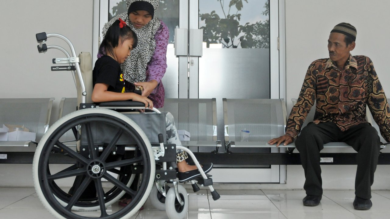 Salwa sejak lahir dinyatakan mengidap gangguan fungsi motorik akibat kelainan pada saraf otaknya itu