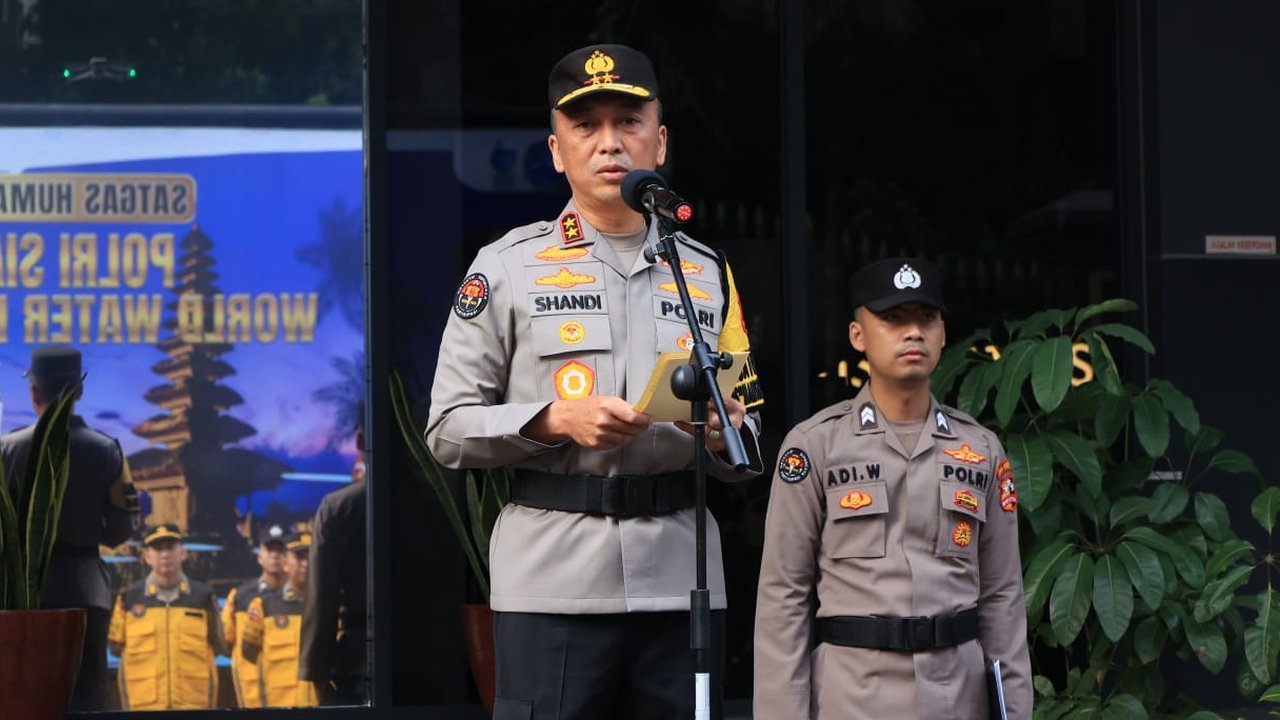 Kadiv Humas Polri Irjen Sandi Nugroho memimpin apel gelar pasukan Satgas Humas Operasi Puri Agung 2024 yang dibentuk dalam rangka mengawal jalannya World Water Forum ke-10 di Bali pada 18 hingga 25 Mei 2024. (Liputan6.com/Nanda Perdana Putra).