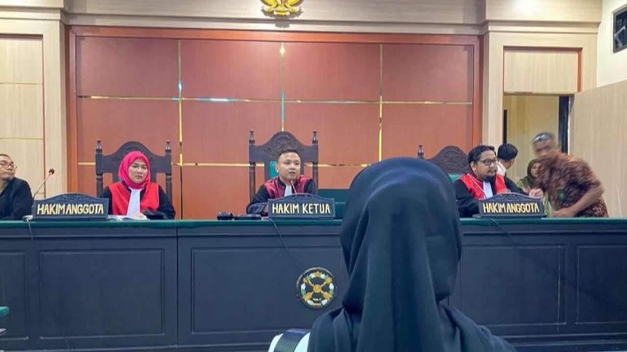 Sidang perdana Supriyani guru honorer di Konawe Selatan yang dipenjara usai dituduh aniaya anak polisi dihadiri ribuan ASN di Sultra.