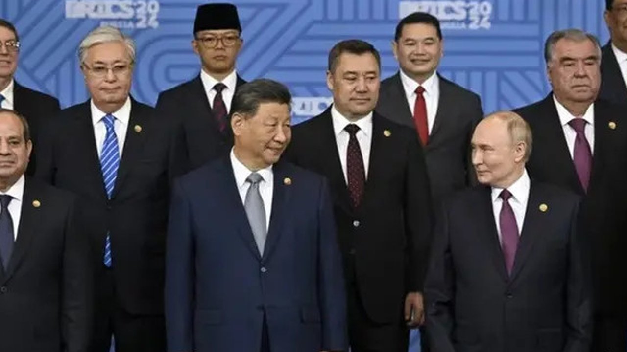 Menteri Luar Negeri Indonesia, Sugiono (kanan) berbicara dengan Menteri Dalam Negeri Tito Karnavian sebelum dimulainya upacara pengambilan sumpah para menteri baru di istana kepresidenan di J