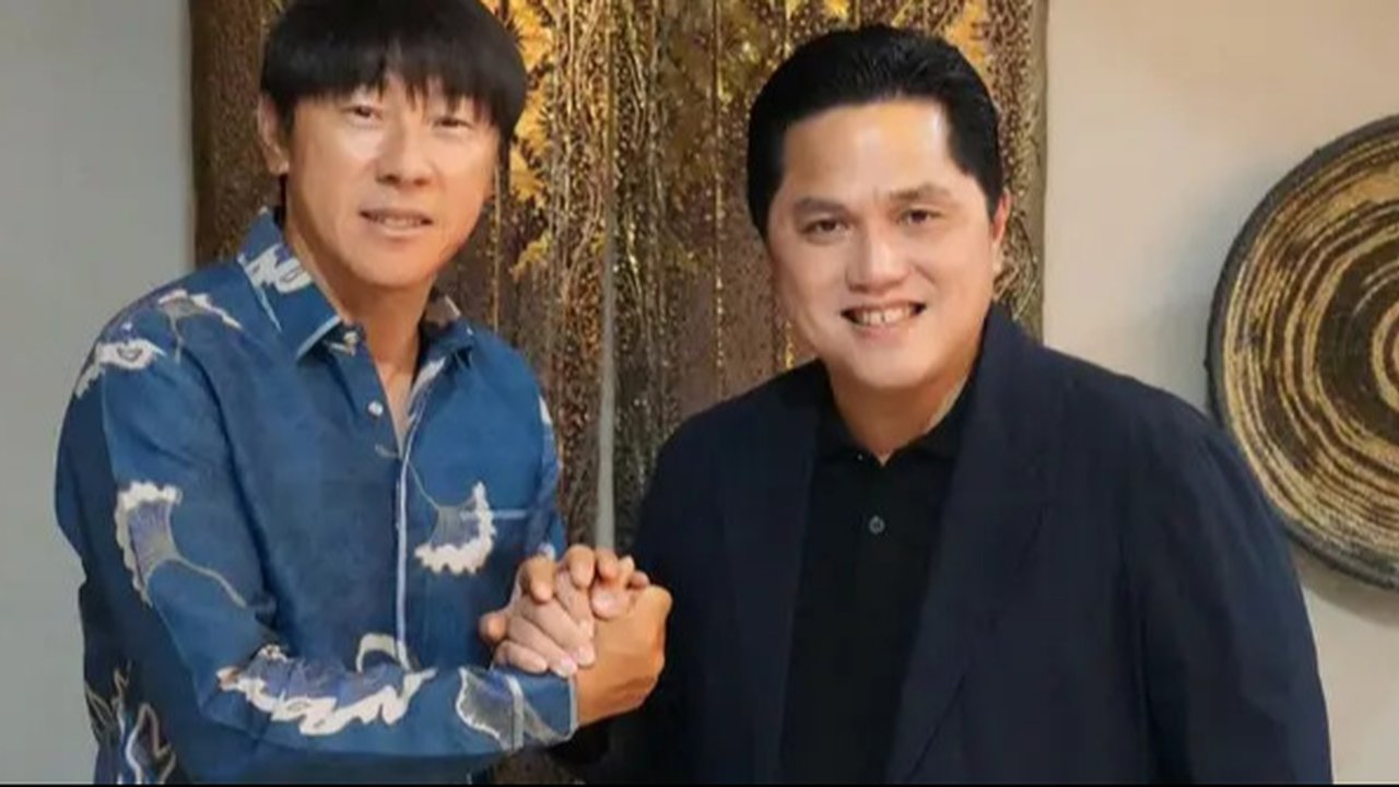 Ketua PSSI, Erick Thohir, bersama pelatih Timnas Indonesia, Shin Tae-yong. (Bola.com/Dok.Instagram Erick Thohir).